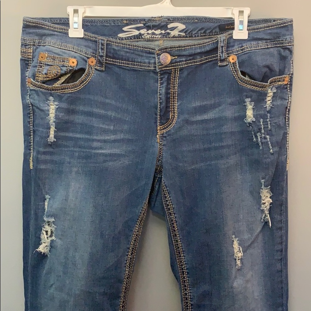 🙌🏻 Brand new- distressed Seven7 LUX Jeans!! 🙌🏻